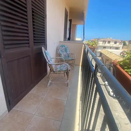 A Casa Di Loretta Lägenhet Terrasini
